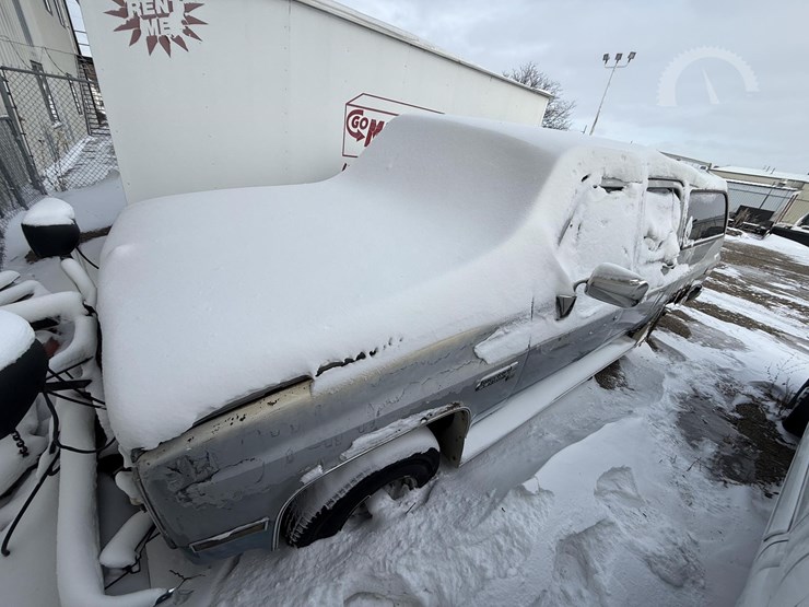 1983-chevrolet-suburban-image-2