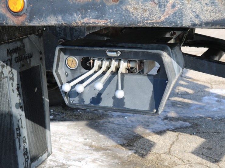 2015-freightliner-m2-106-image-9