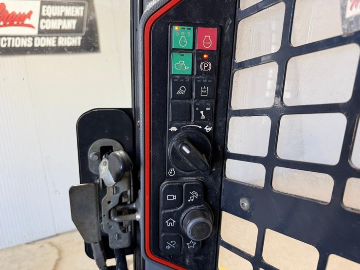 2020-bobcat-t64-image-21