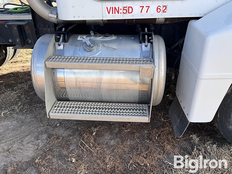 2005-peterbilt-385-image-13