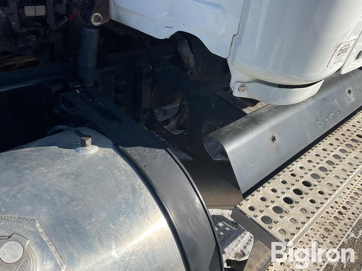 2012-freightliner-cascadia-125-image-17