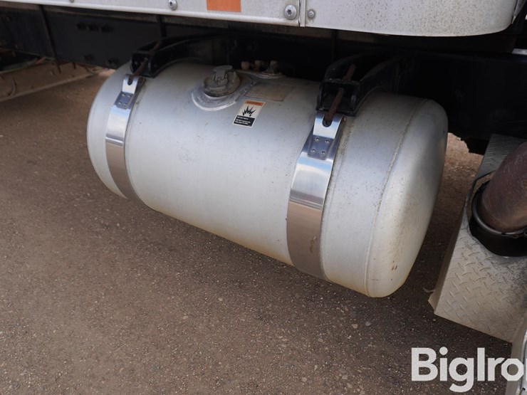 2008-peterbilt-335-image-11