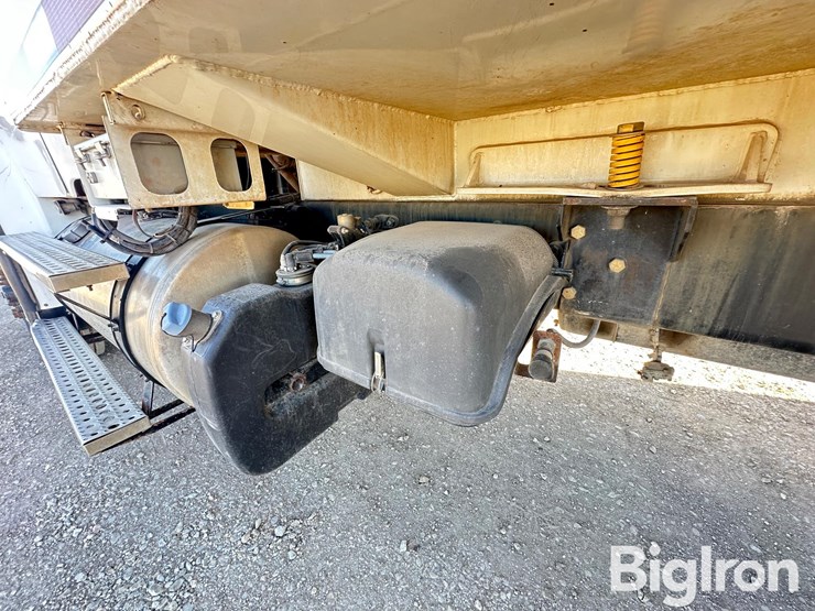 2015-freightliner-m2-106-image-14