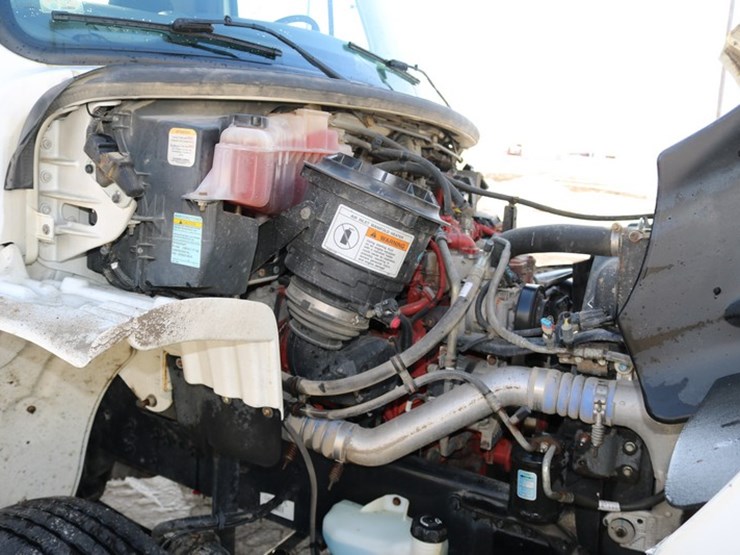 2015-freightliner-m2-106-image-19