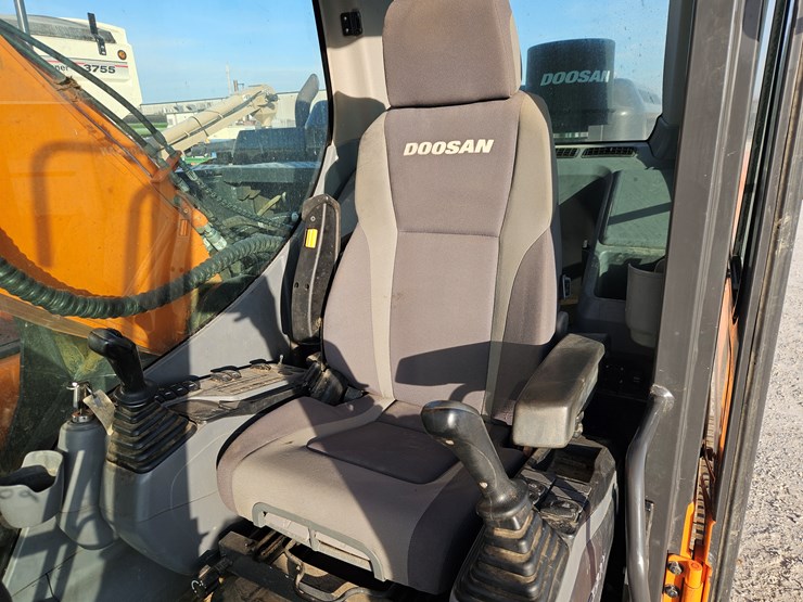 2022-doosan-dx225-lc-image-11