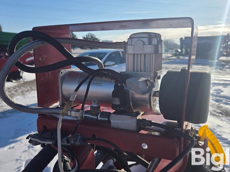 2014-case-ih-1255-image-13