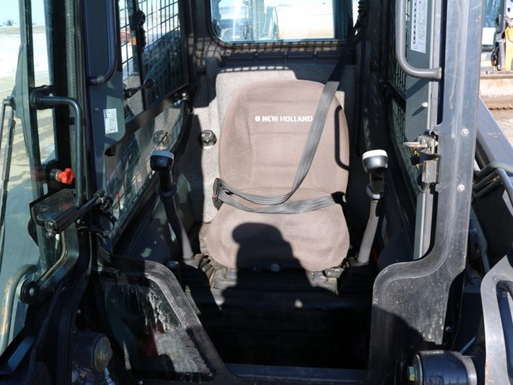 2015-new-holland-l220-image-9