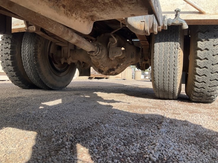 1975-ford-700-image-25