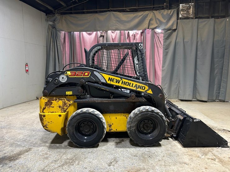 2023-new-holland-l320-image-5