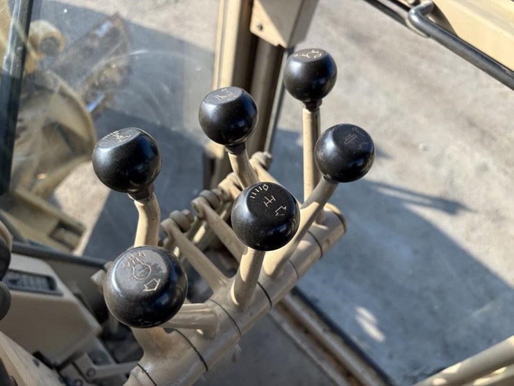 2005-caterpillar-143h-image-43