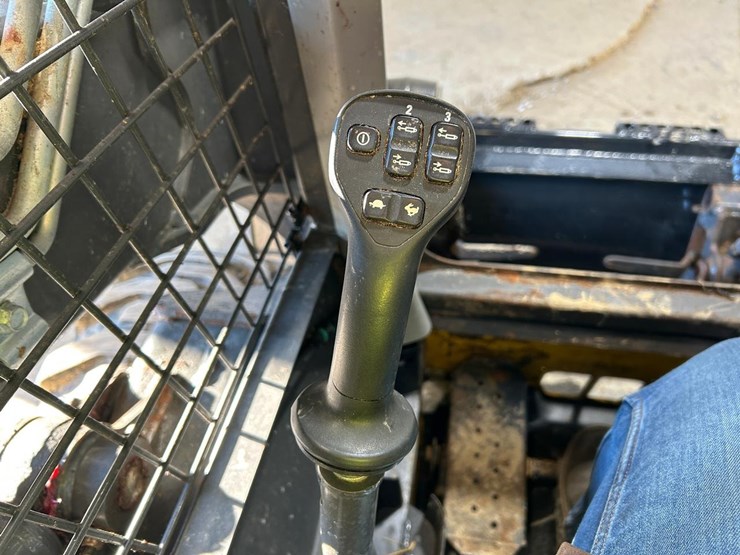 2023-new-holland-l320-image-22