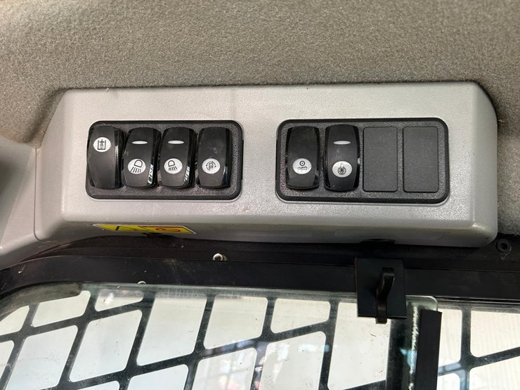 2019-caterpillar-299d2-xhp-image-25