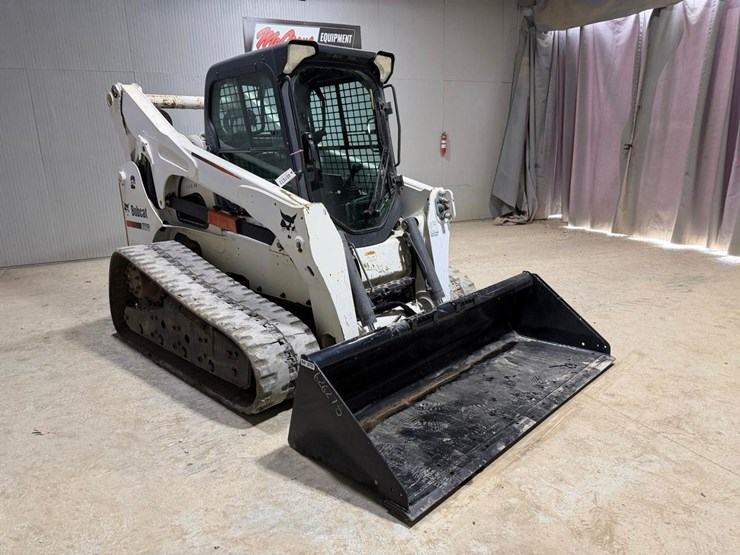 2016-bobcat-t870-image-35