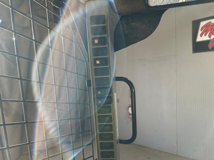 2023-new-holland-l320-image-23