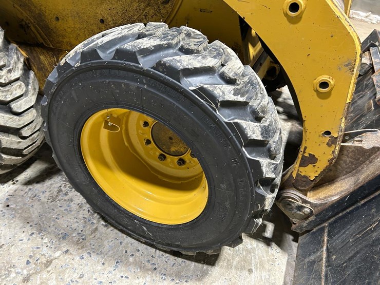 2015-caterpillar-226b3-image-12