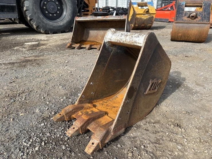 tag-12"-excavator-bucket-w/teeth-image-1
