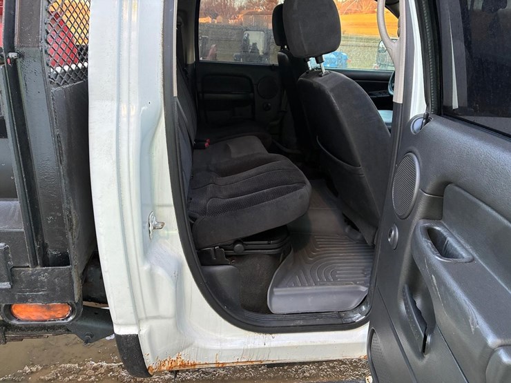 2005-dodge-2500-image-18