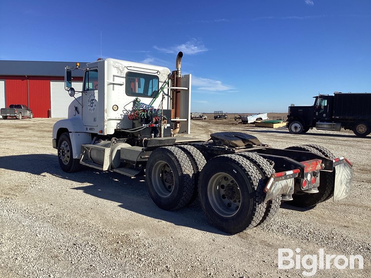 2002-freightliner-fld112-image-7