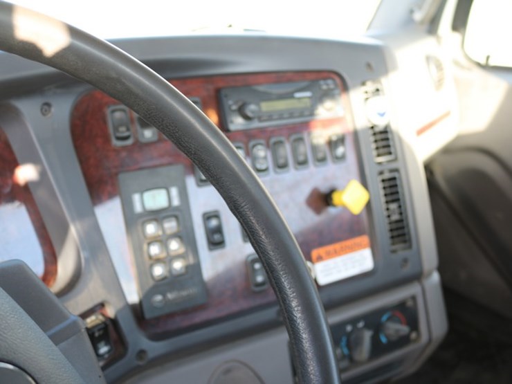 2015-freightliner-m2-106-image-15