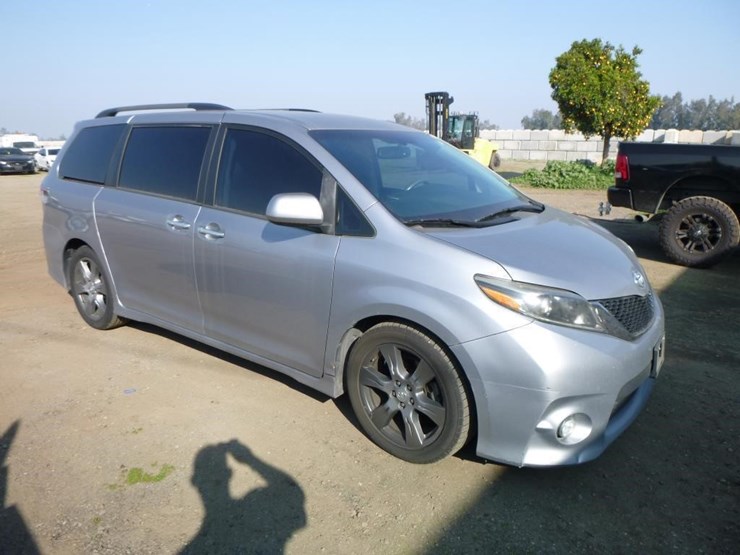 2017-toyota-sienna-image-2