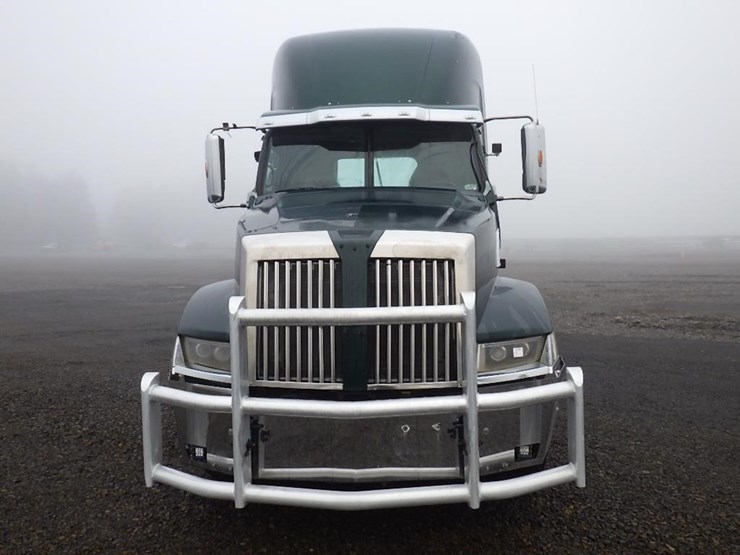 2018-western-star-5700xe-image-2