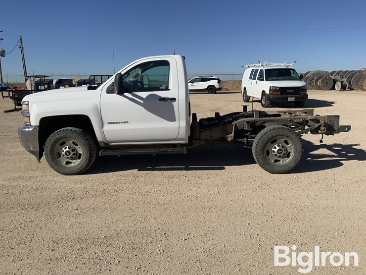 2016-chevrolet-3500-image-8
