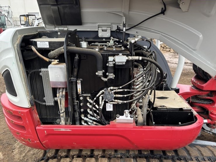2021-takeuchi-tb240-image-40