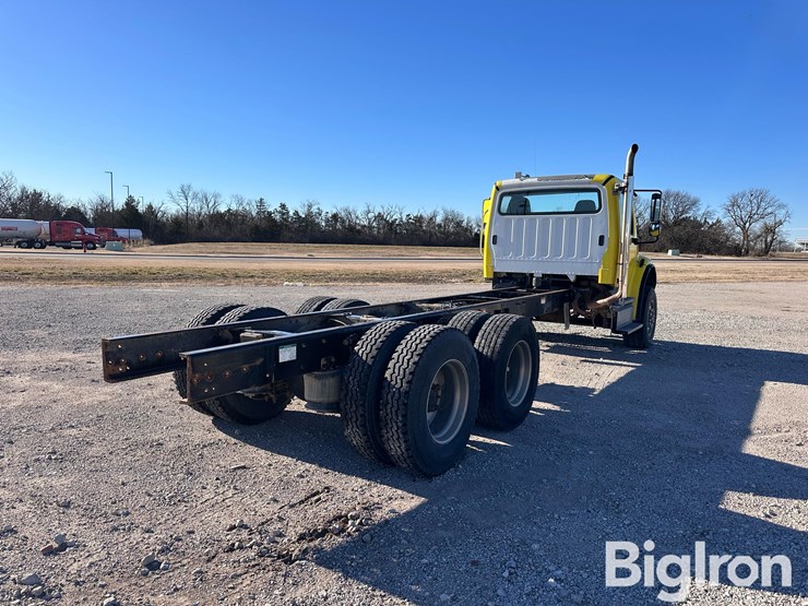 2011-freightliner-m2-106-image-5