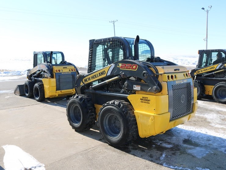 2017-new-holland-l220-image-5