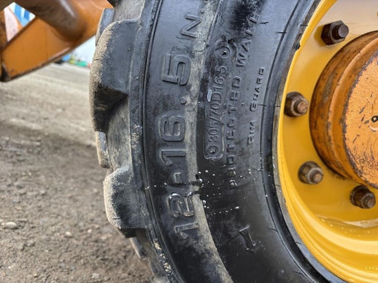 2011-case-570m-xt-image-24