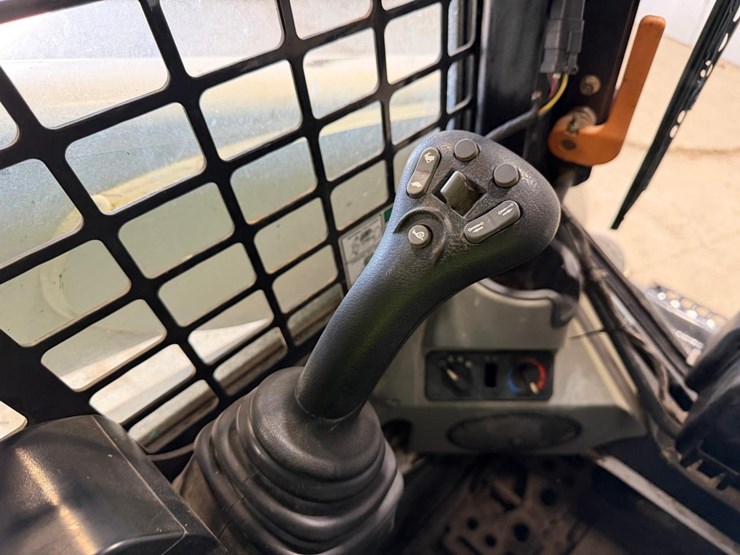 2016-bobcat-t870-image-54