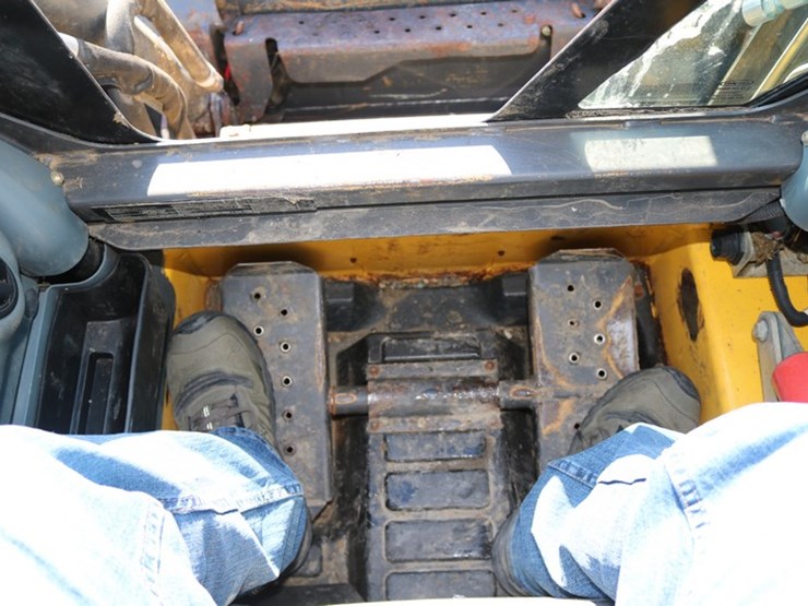 2015-new-holland-l220-image-10