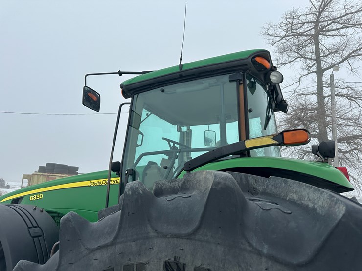 john-deere-8330-image-32