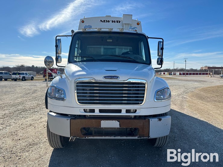 2015-freightliner-m2-106-image-2