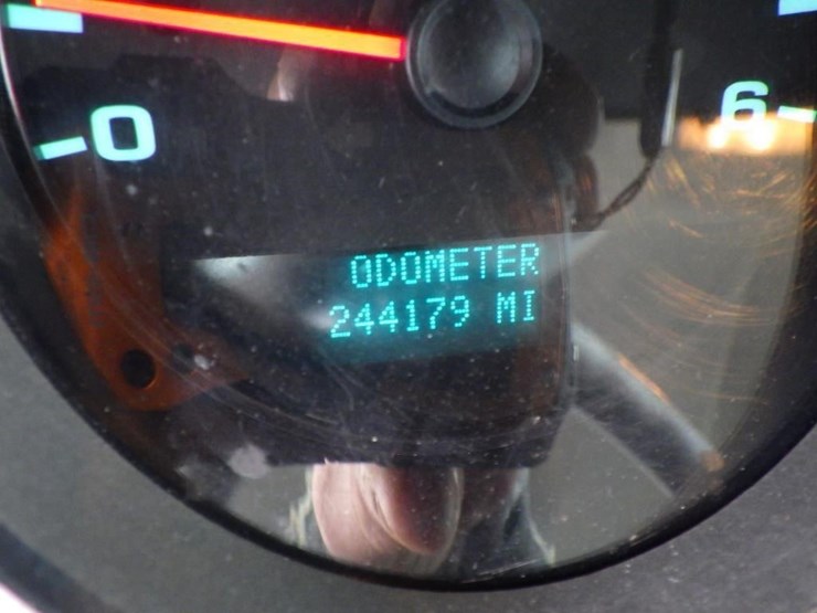 2014-chevrolet-3500hd-image-13