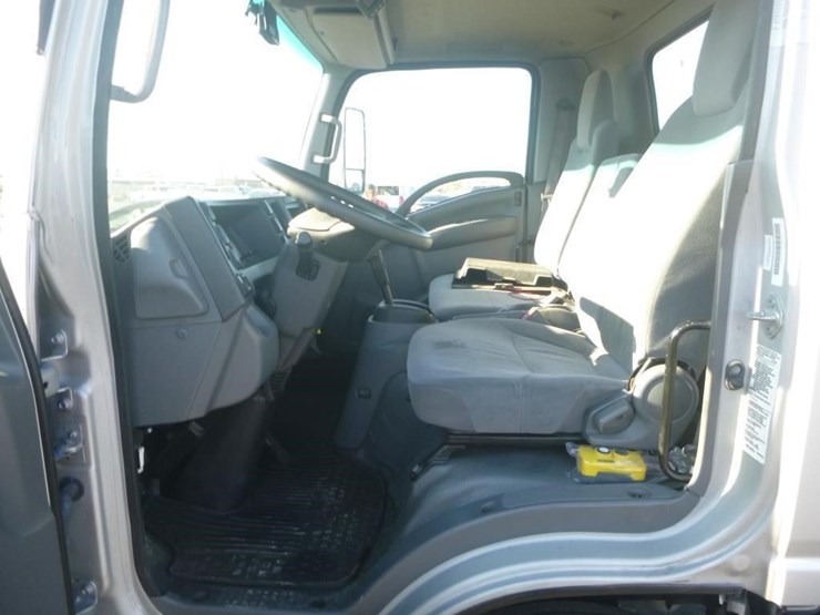 2018-isuzu-nqr-image-15