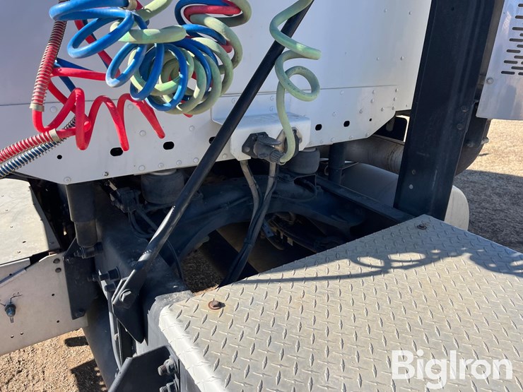 2004-freightliner-columbia-120-image-16