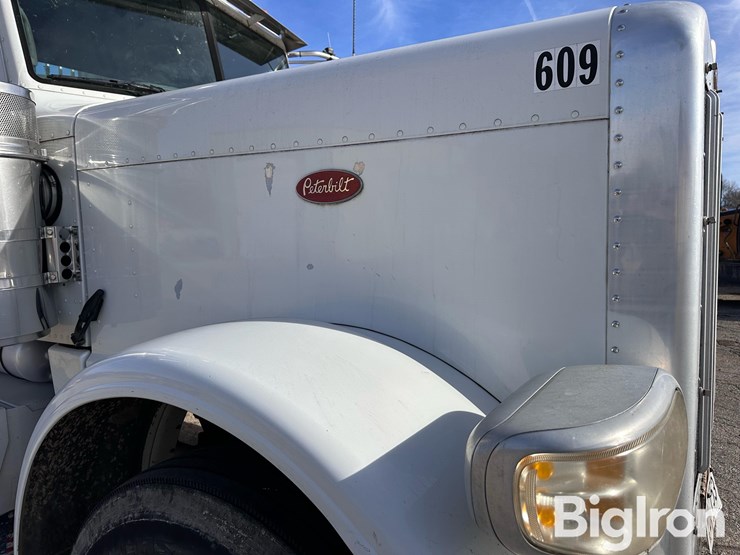 2009-peterbilt-389-image-9