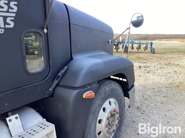 2000-freightliner-fld120-image-16