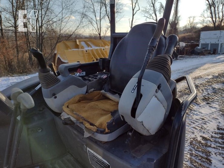 2013-deere-35d-image-12