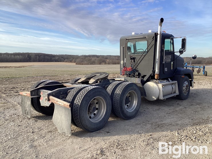 2000-freightliner-fld120-image-5