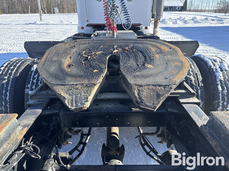 2010-peterbilt-384-image-10