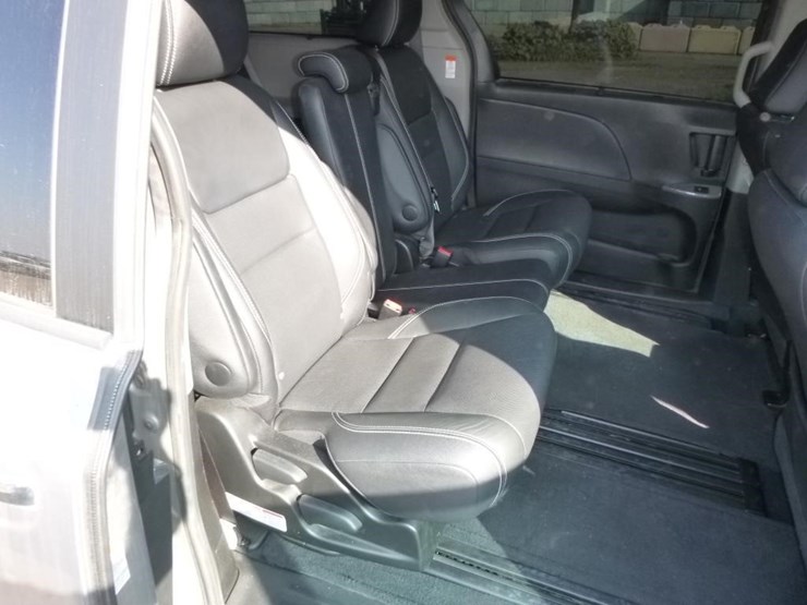 2017-toyota-sienna-image-17