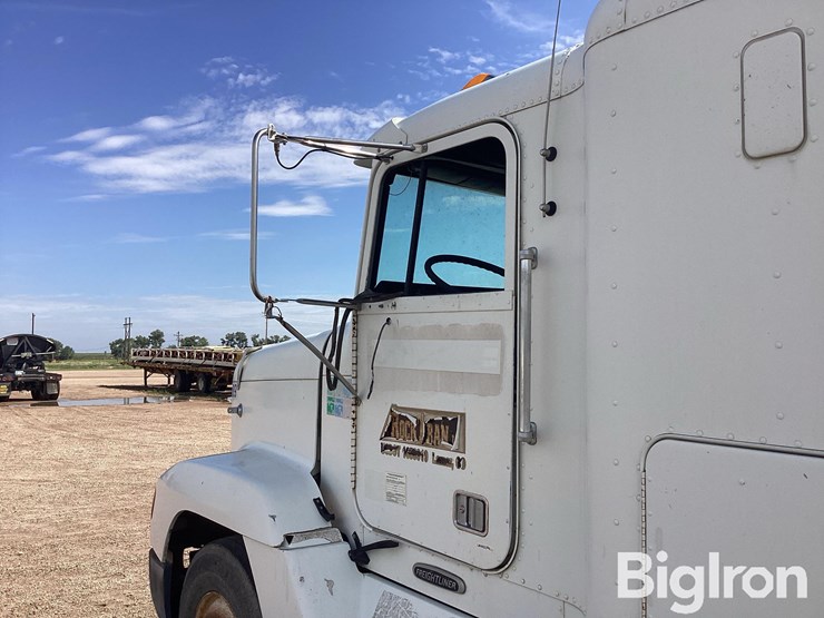 2000-freightliner-fld120-image-11