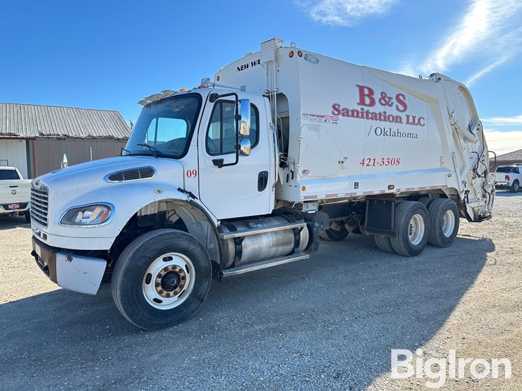 2015-freightliner-m2-106-image-9