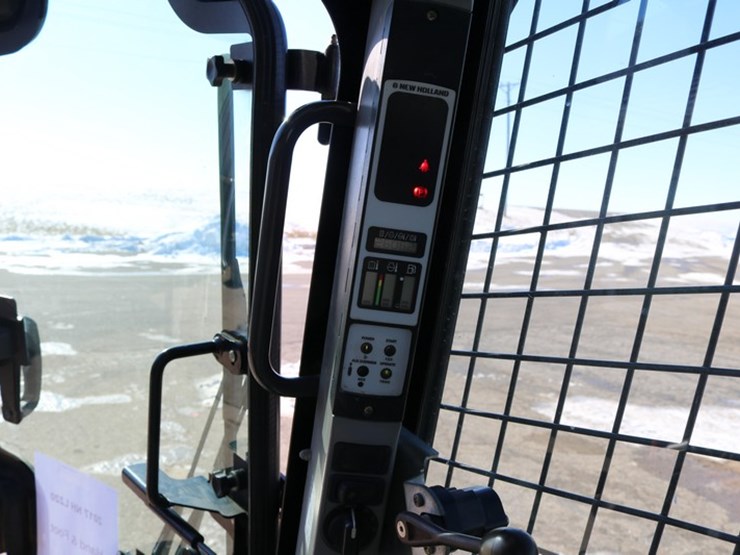 2017-new-holland-l220-image-16