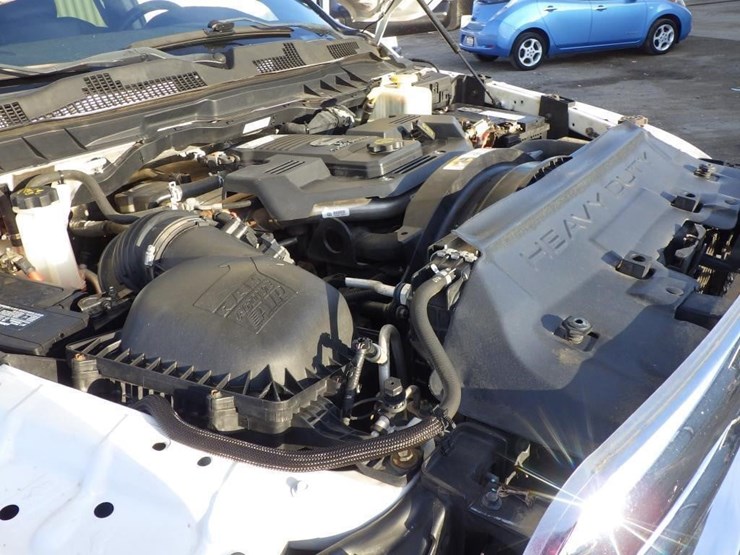 2018-ram-5500-crew-cab-flatbed-truck-image-11