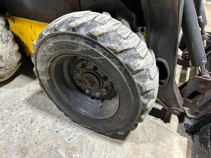 2023-new-holland-l320-image-12