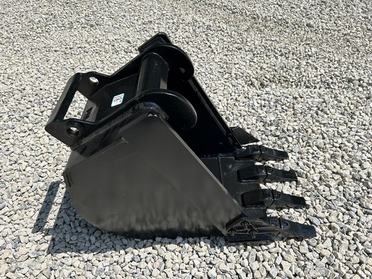 18"-x-change-bucket-for-a-bobcat-excavator-image-4