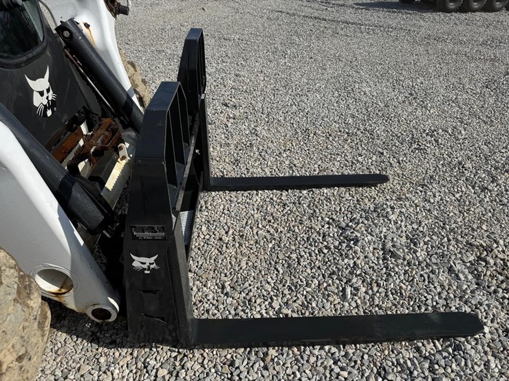 bobcat-42"-skid-steer-pallet-forks-image-4